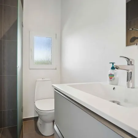 Cozy Summer House In Fons With Sea View