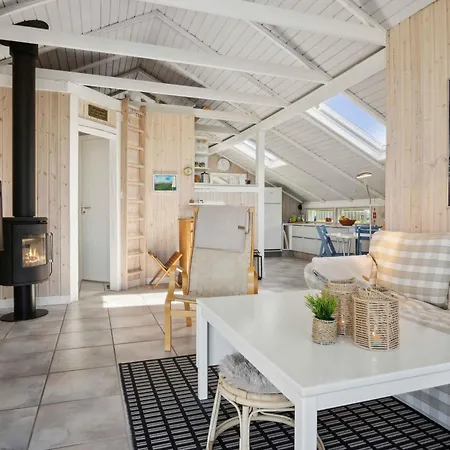 Cozy Summer House In Fons With Sea View