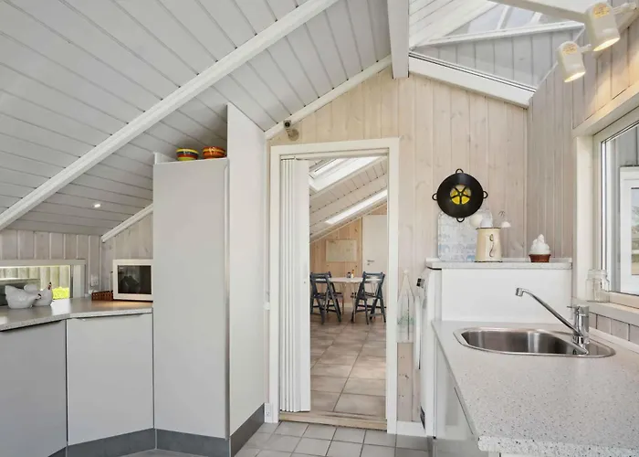 Cozy Summer House In Fons With Sea View